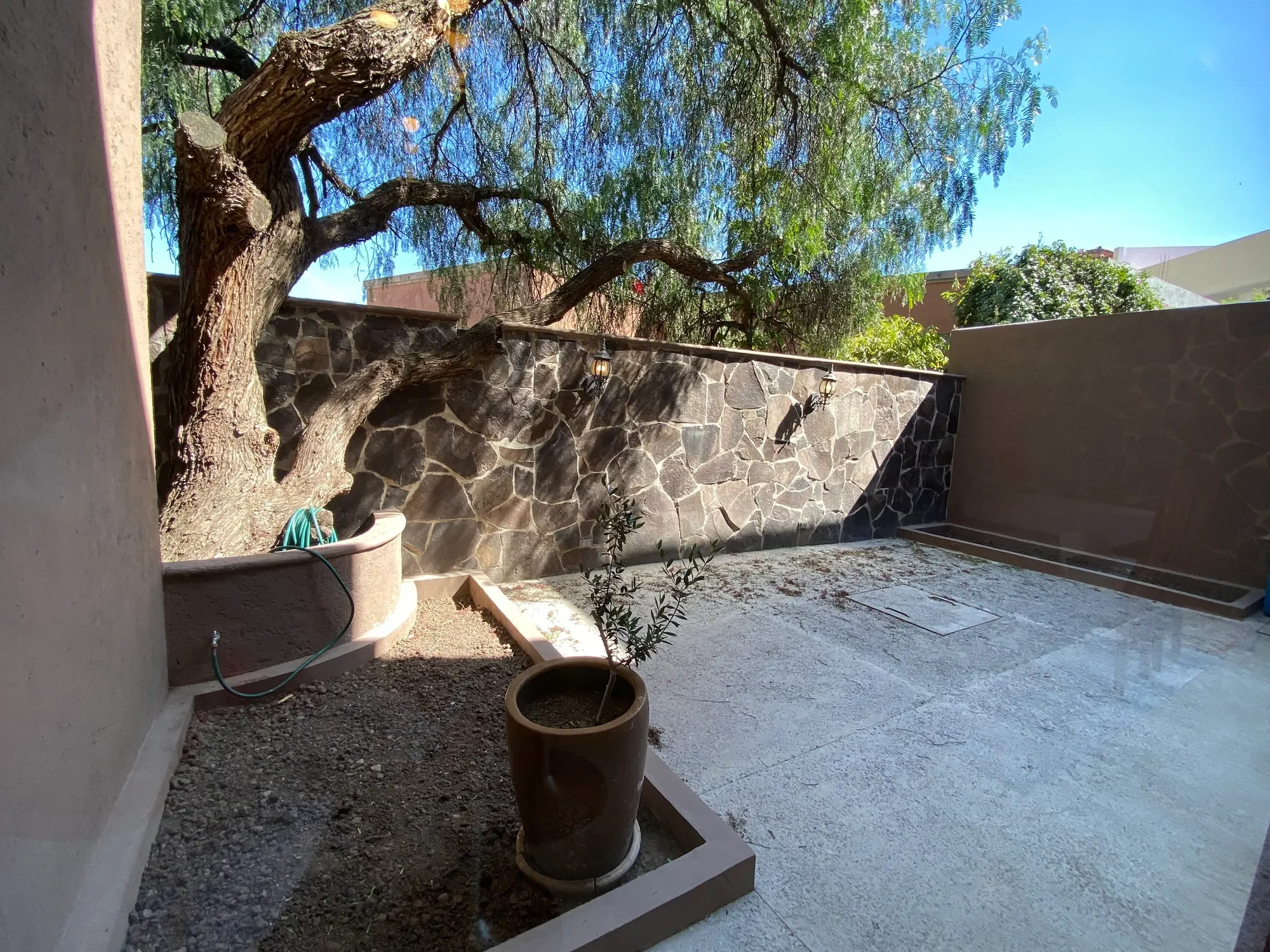 Exterior photo 3