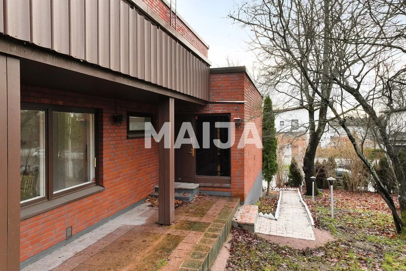 Exterior photo 8