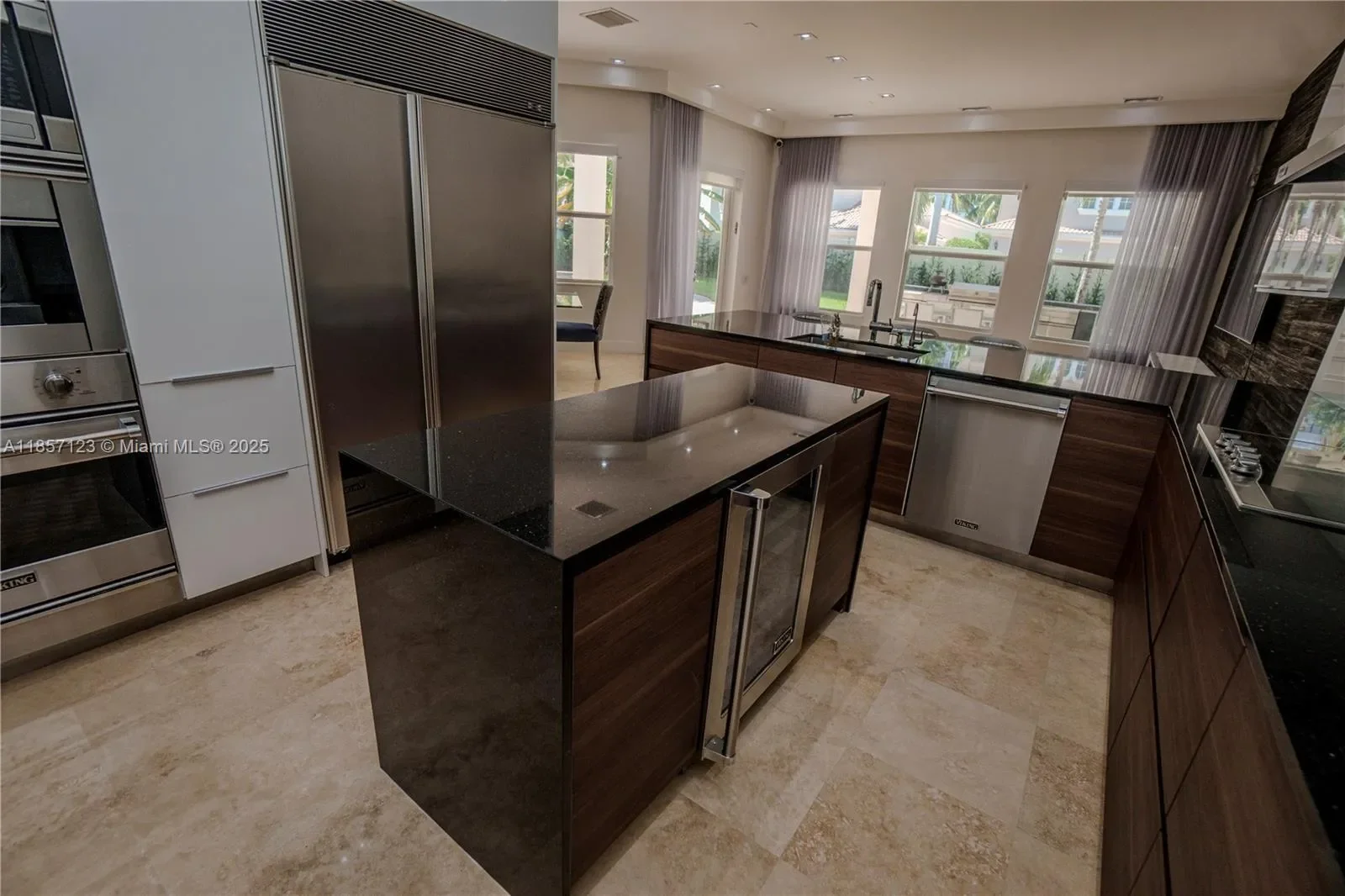 822 Meridian Ln, Hollywood, Florida, United States. - Photo 3