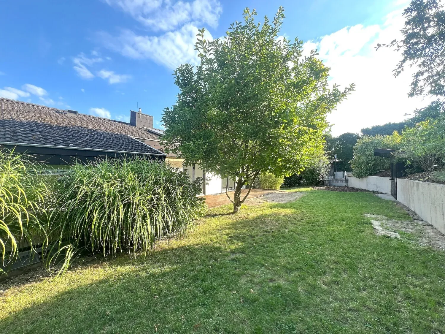 Exterior photo 2