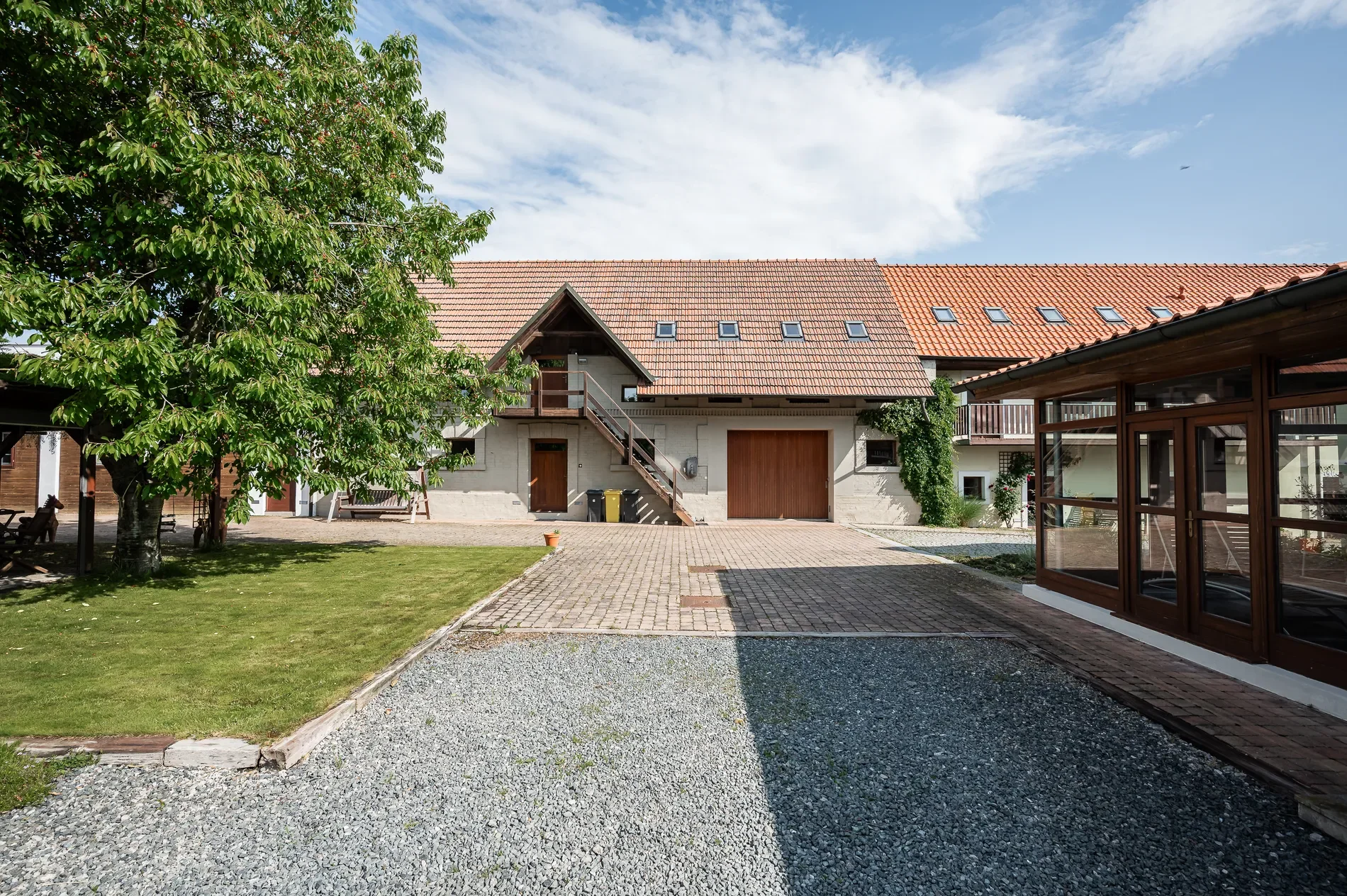 Exterior photo 4