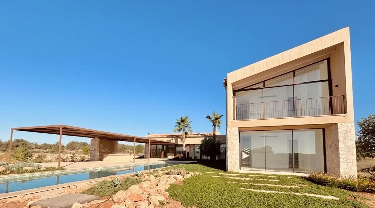 Exterior photo 2