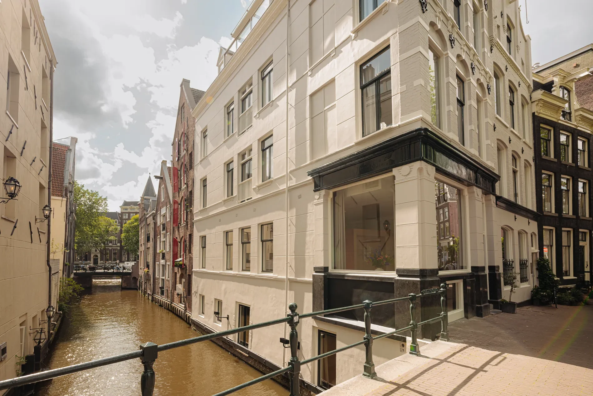 Exterior photo 6