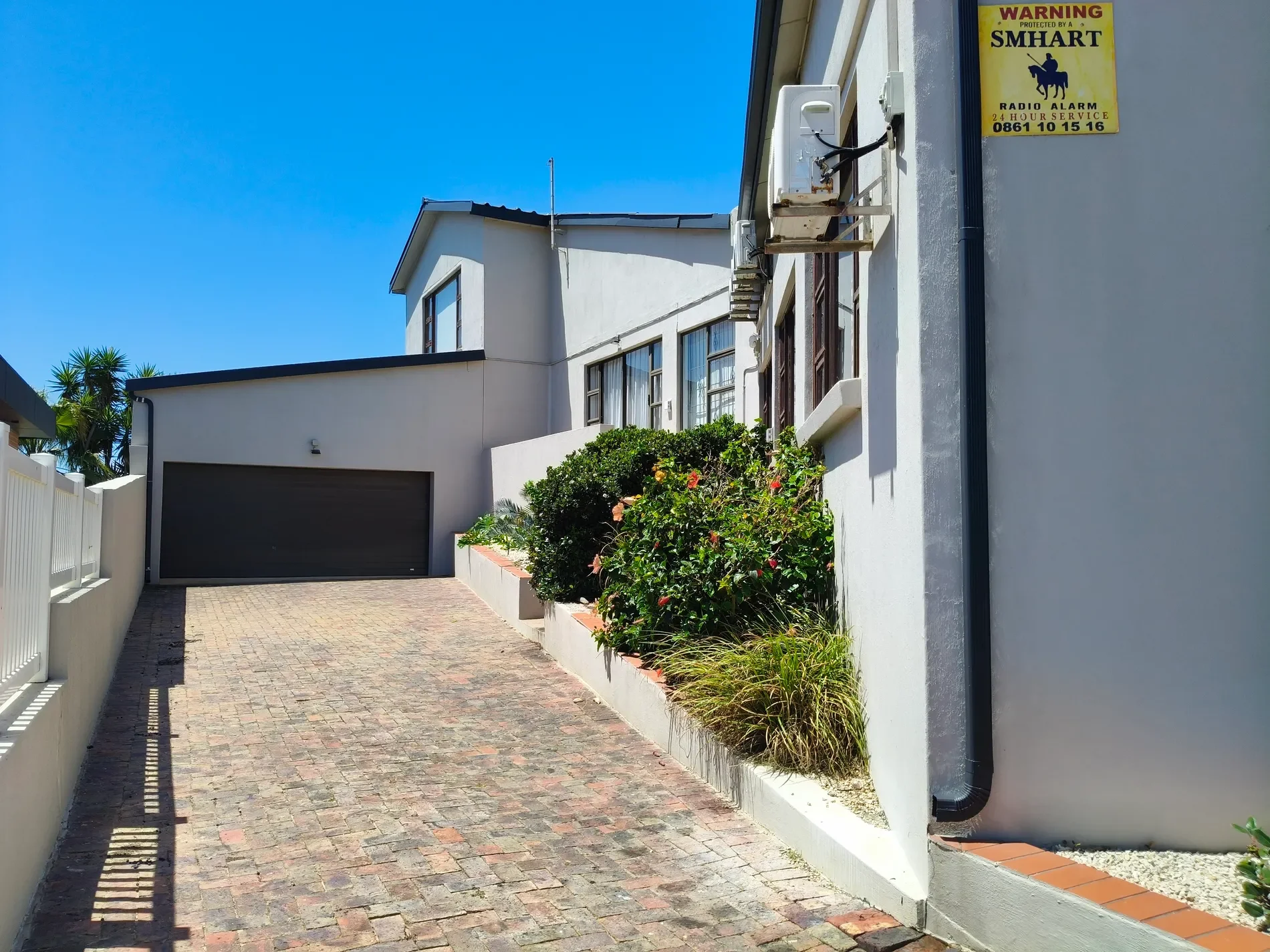 Exterior photo 5