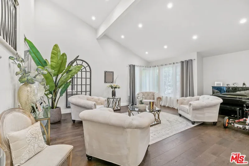 2427 Flintridge Drive, Glendale, California, United States. - Photo 18