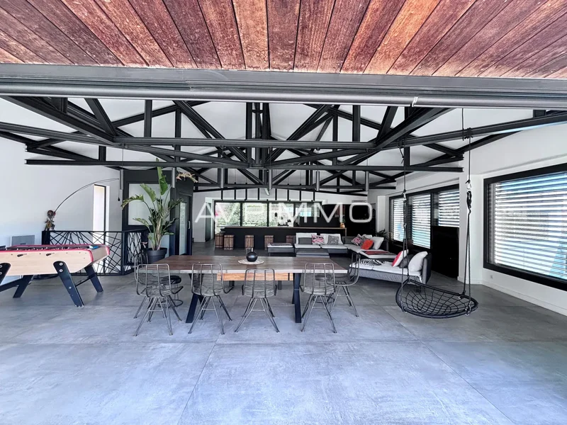 Contemporary Villa for Sale in Bandol 300 m from the Port!