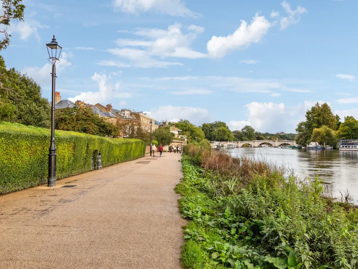 Wonderful two bedroom apartment with balcony in an historic setting with beautiful residents gardens