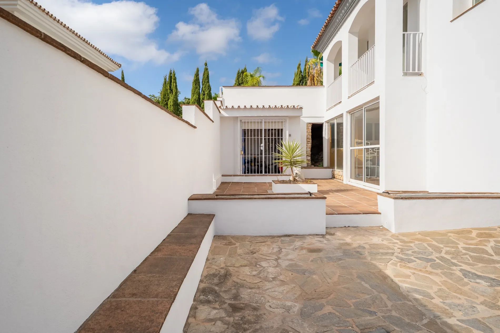 Exterior photo 8