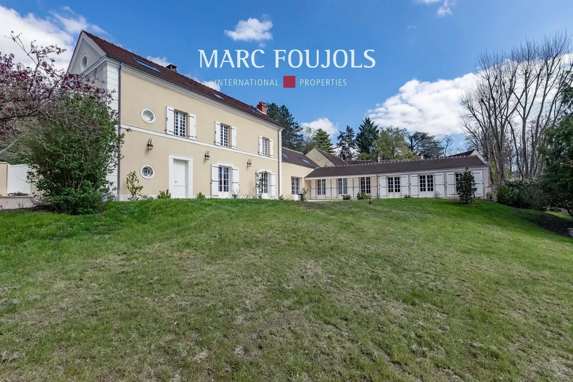 Exterior photo 5