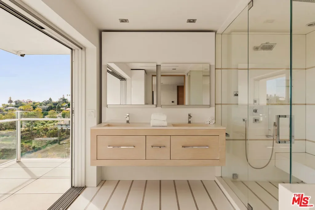 467 Paseo Miramar, Los Angeles, California, United States. - Photo 4