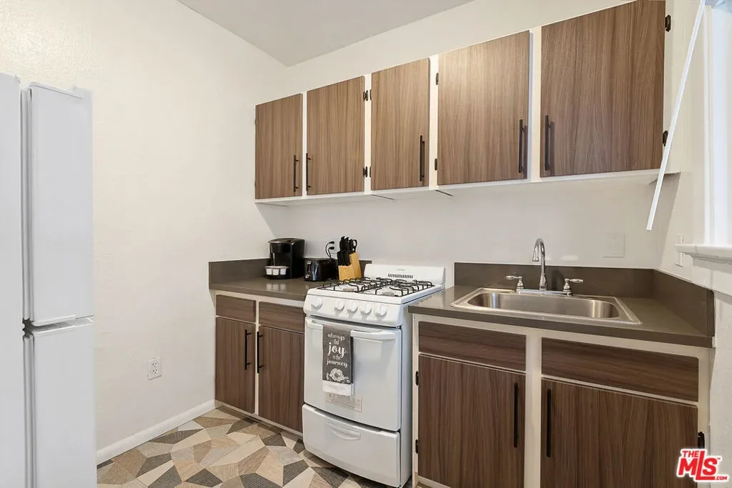 330 Cedar Avenue, Signal Hill, California, United States. - Photo 16