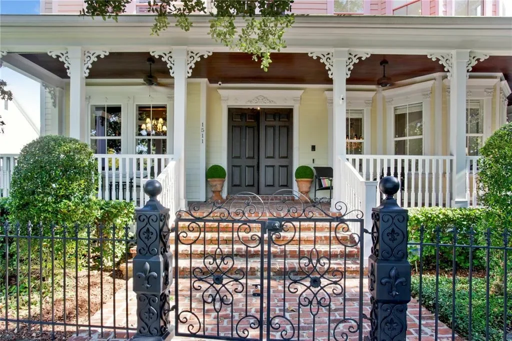 Exterior photo 5