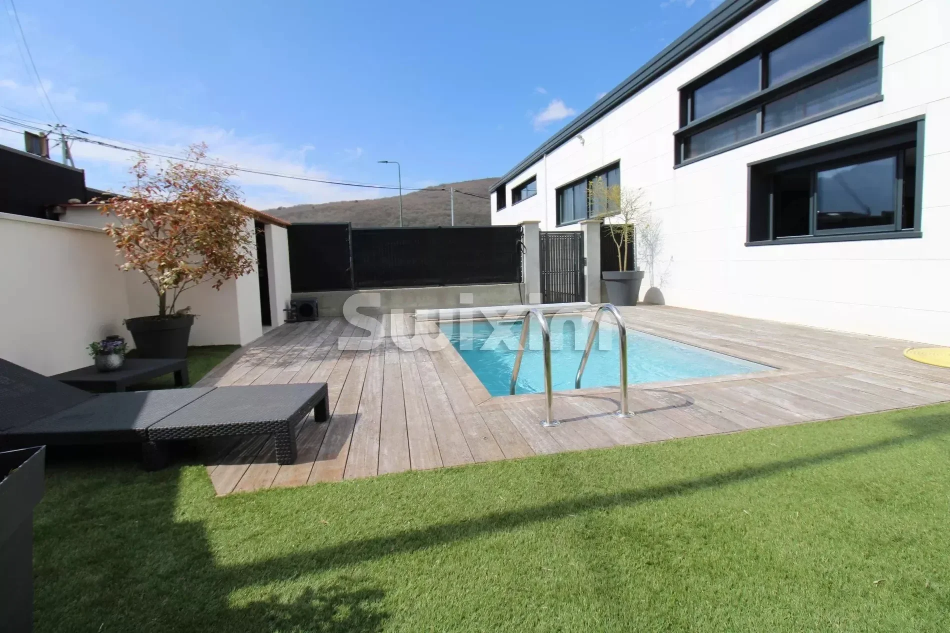 Exterior photo 2