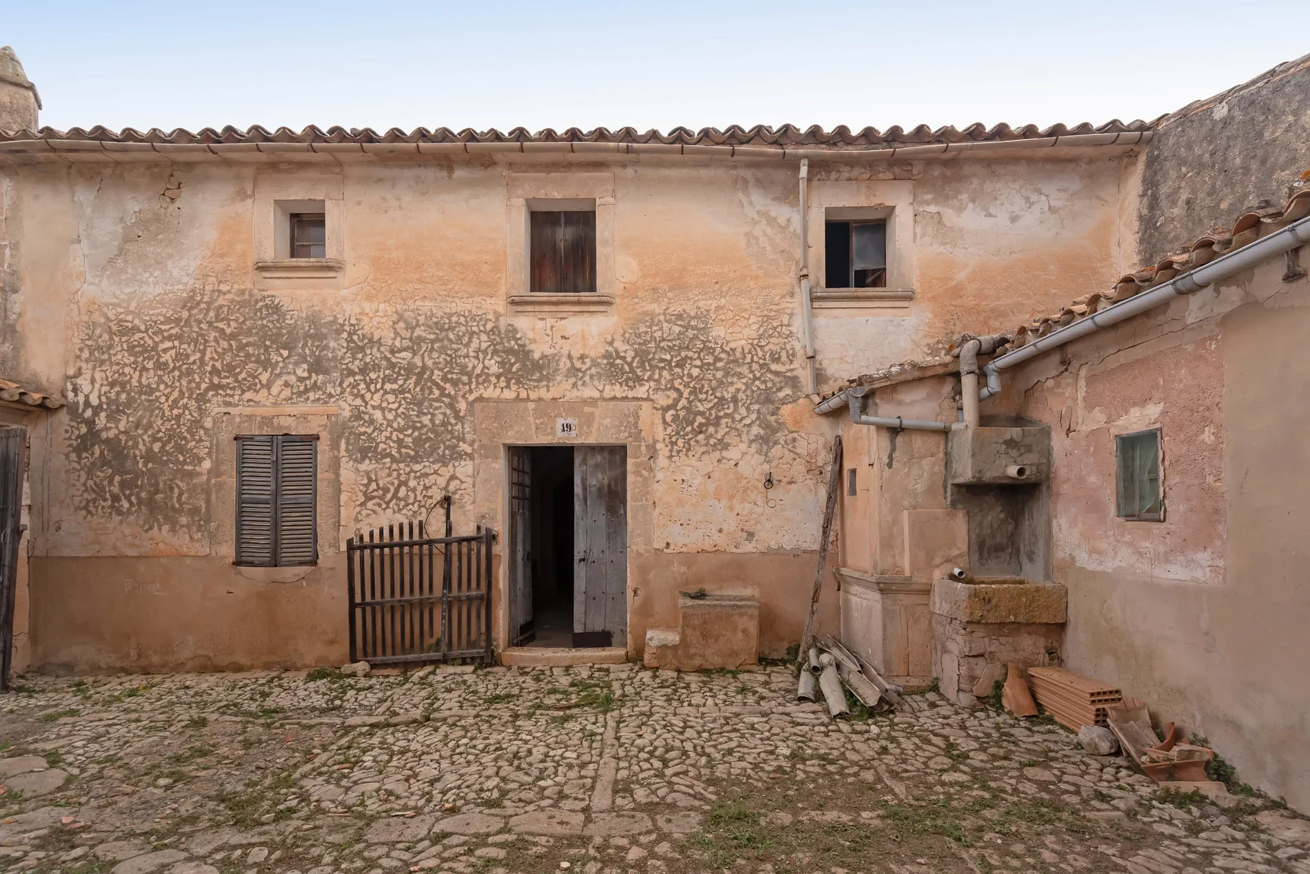 Exterior photo 6
