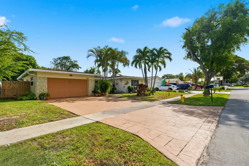 1811 NW 119th Avenue, Pembroke Pines, FL 33026, Pembroke Pines, Florida, United States. - Photo 36