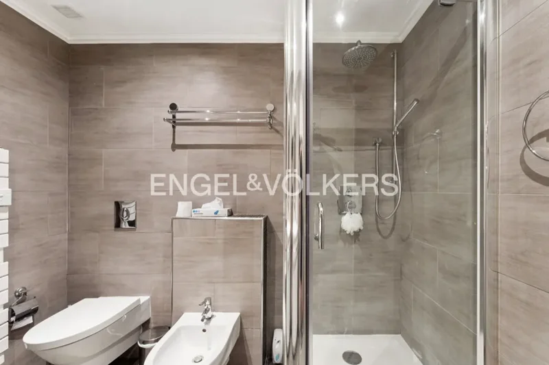 Neuilly-sur-Seine, Île-de-France, France. - Photo 17