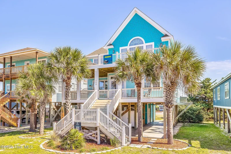 Single Family Residence in Oak Island