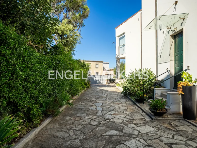 Prestigious semi-detached house with pool and sea view