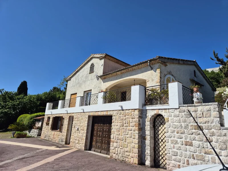 Property on 2,000 m² of land