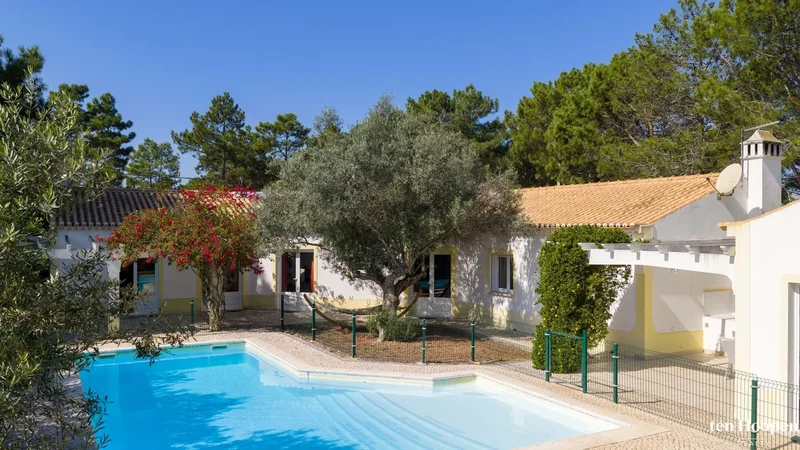 Modern 5-Bedroom Villa with Heated Pool and AL Licence in Vale da Telha