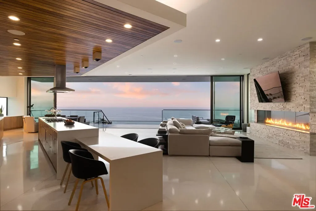 32357 Pacific Coast Highway, Malibu, California, United States. - Photo 5