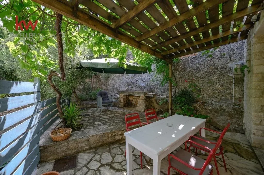 Exterior photo 4