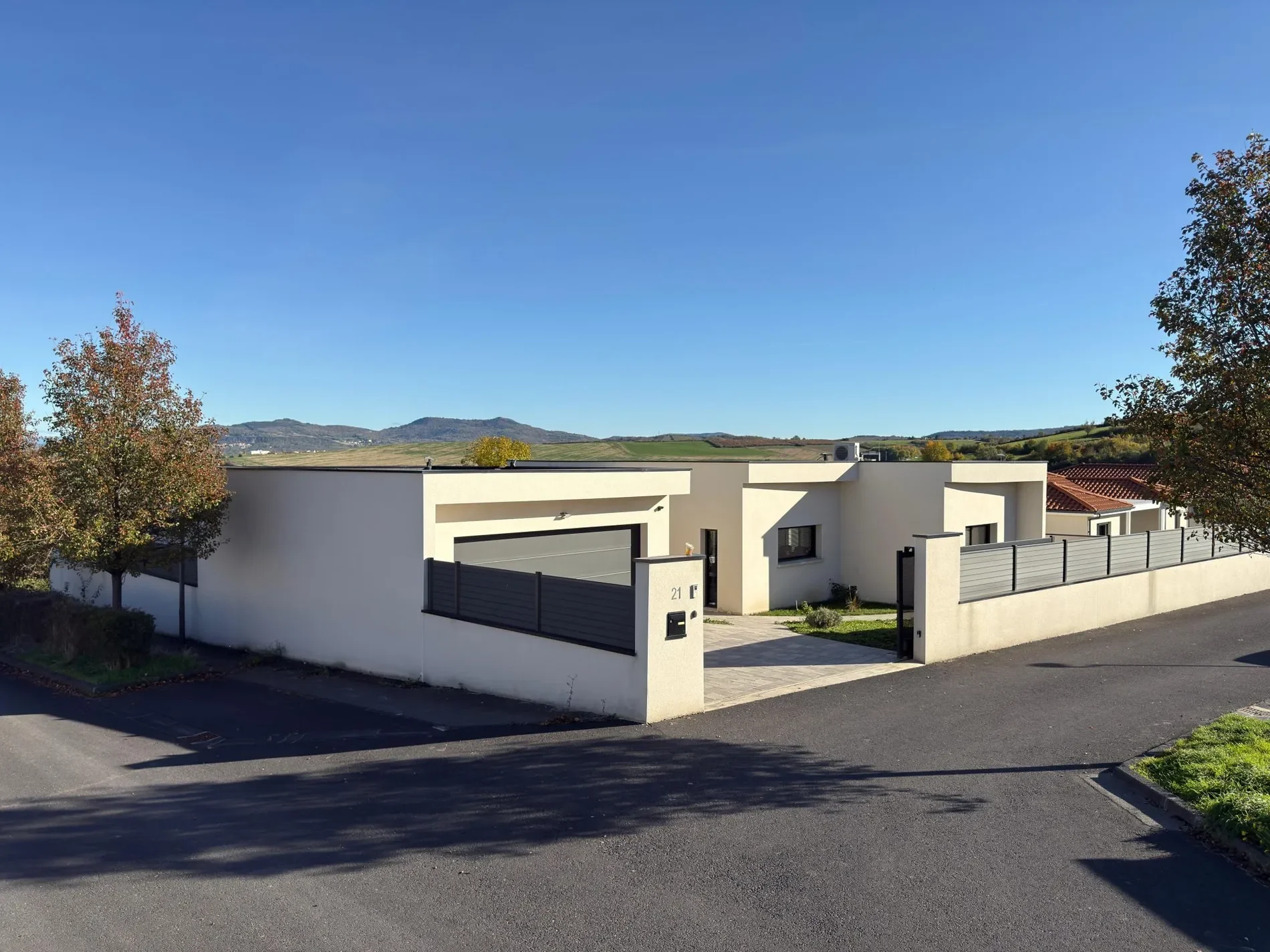 Exterior photo 2