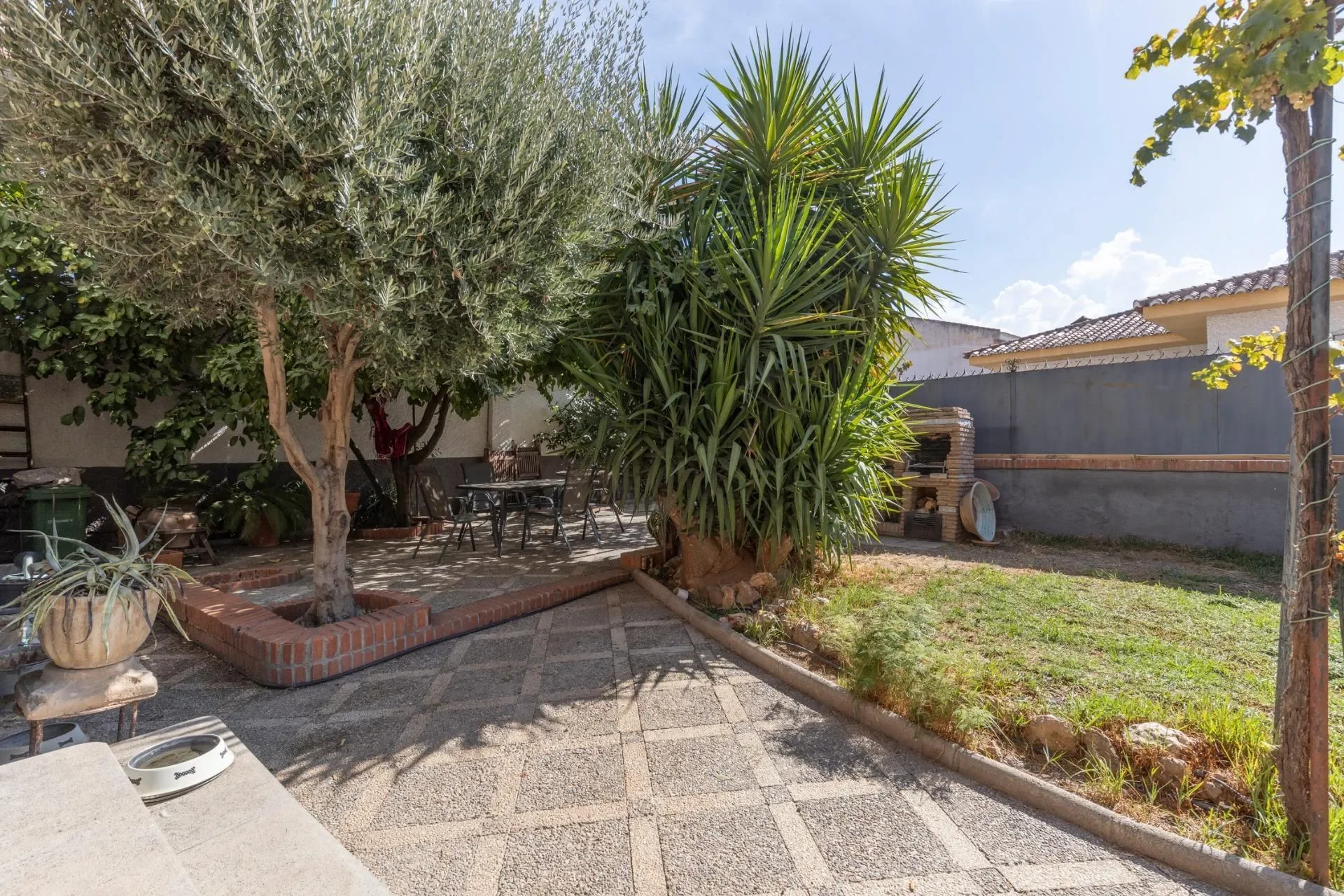 Exterior photo 4