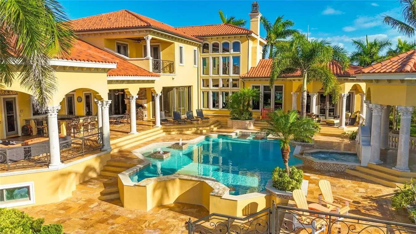 Exterior photo 2