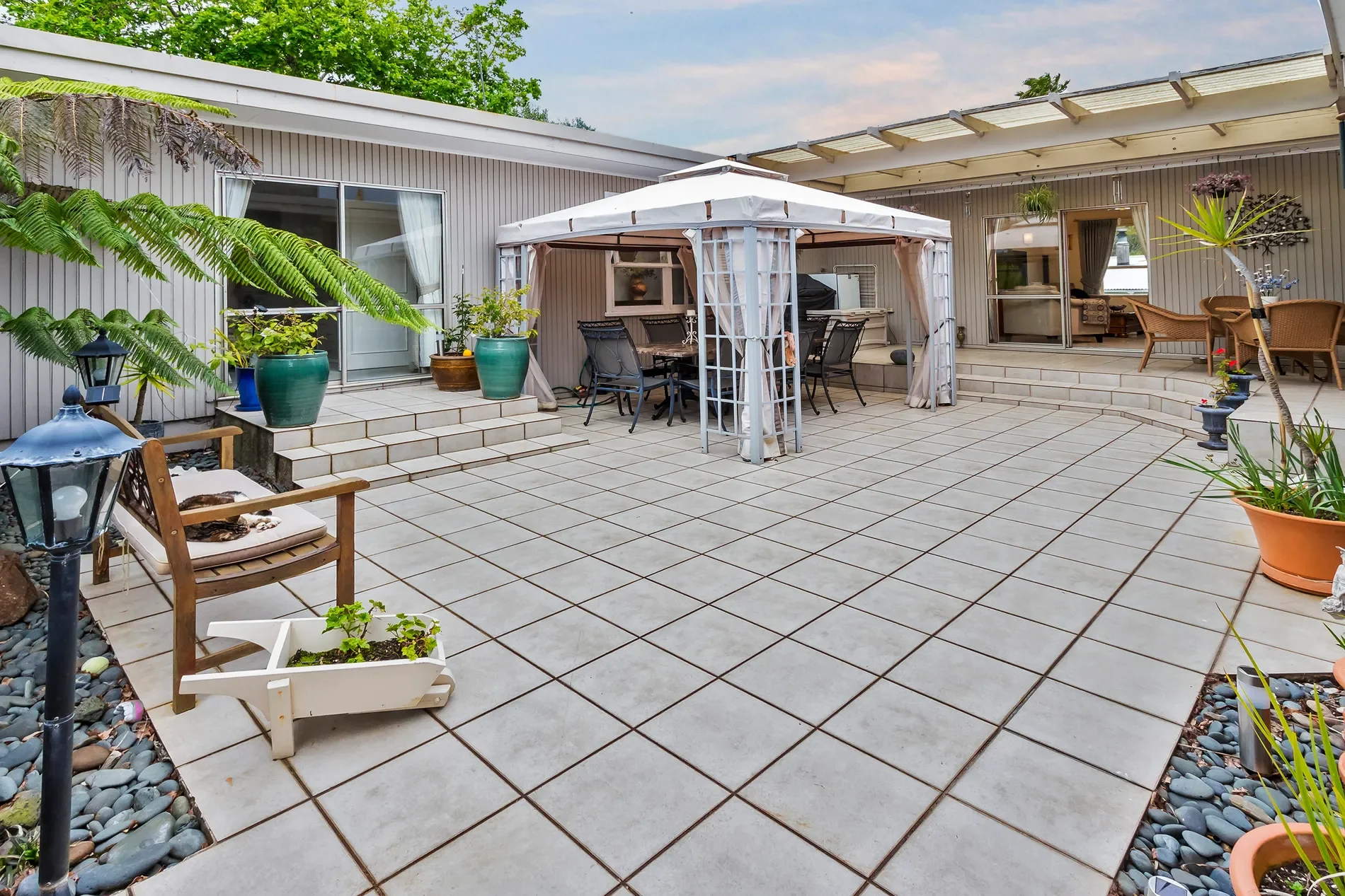 Exterior photo 3