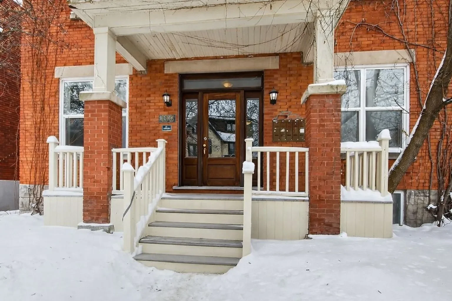 Exterior photo 2