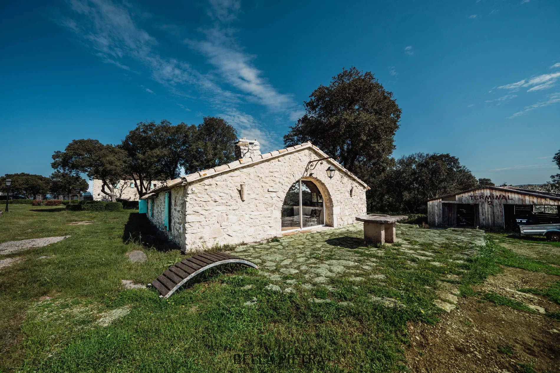 Exterior photo 6