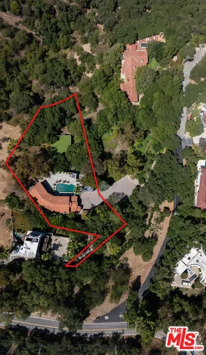 13355 Mulholland Drive, Beverly Hills, California, United States. - Photo 17
