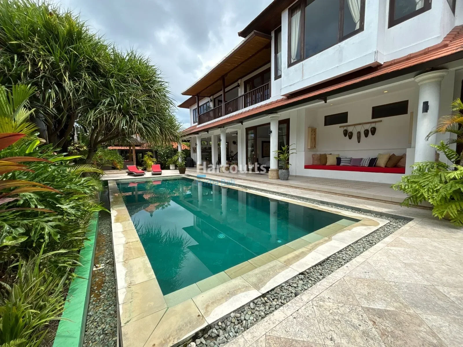 Exterior photo 2