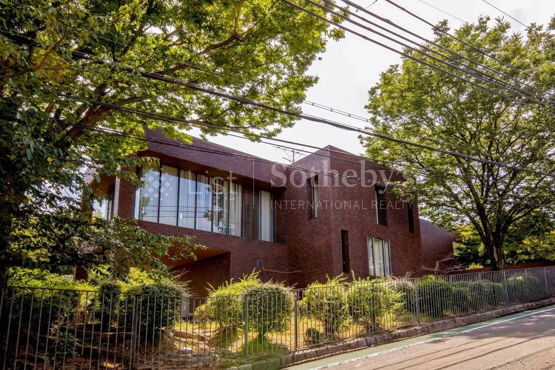 Exterior photo 5