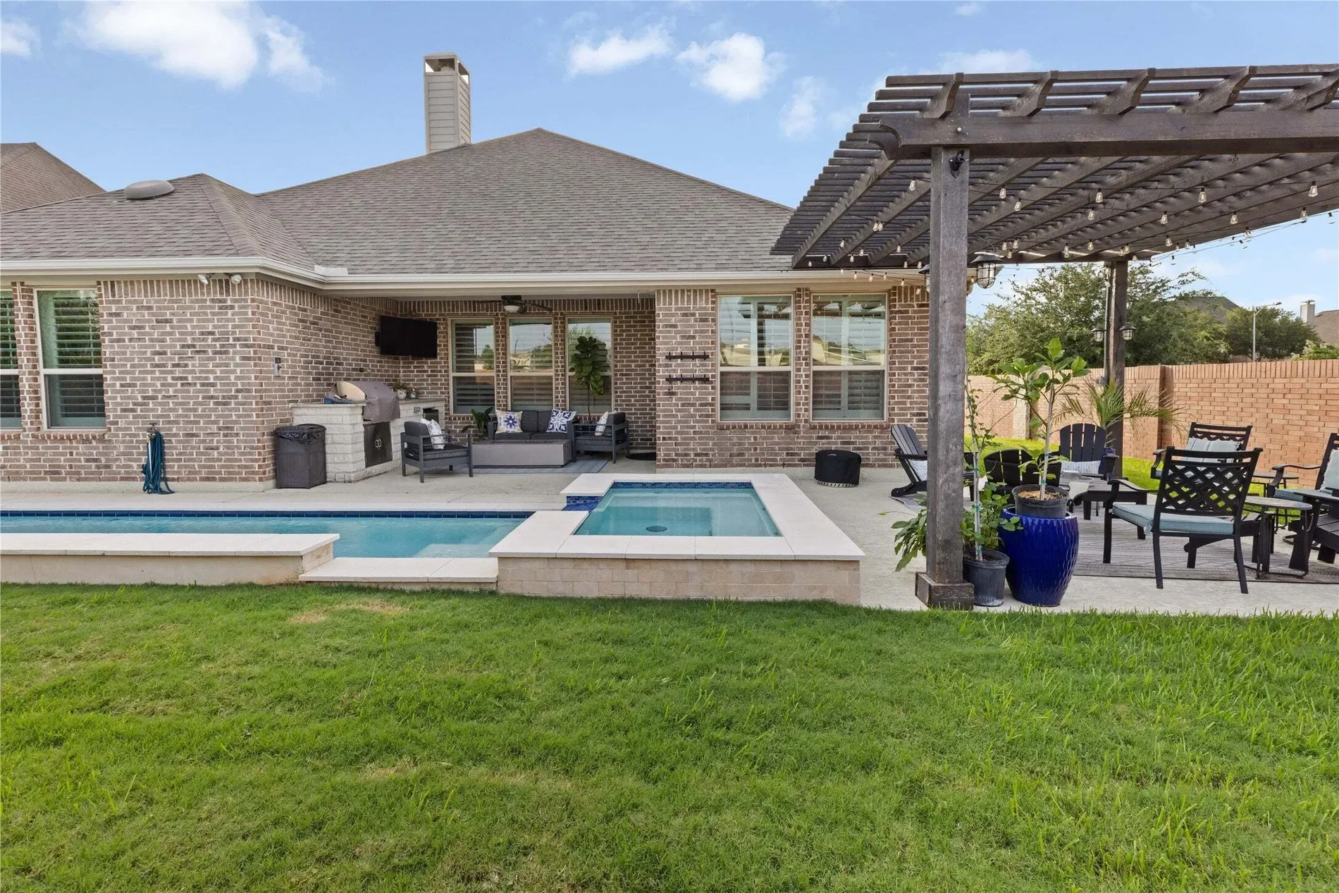 Exterior photo 6