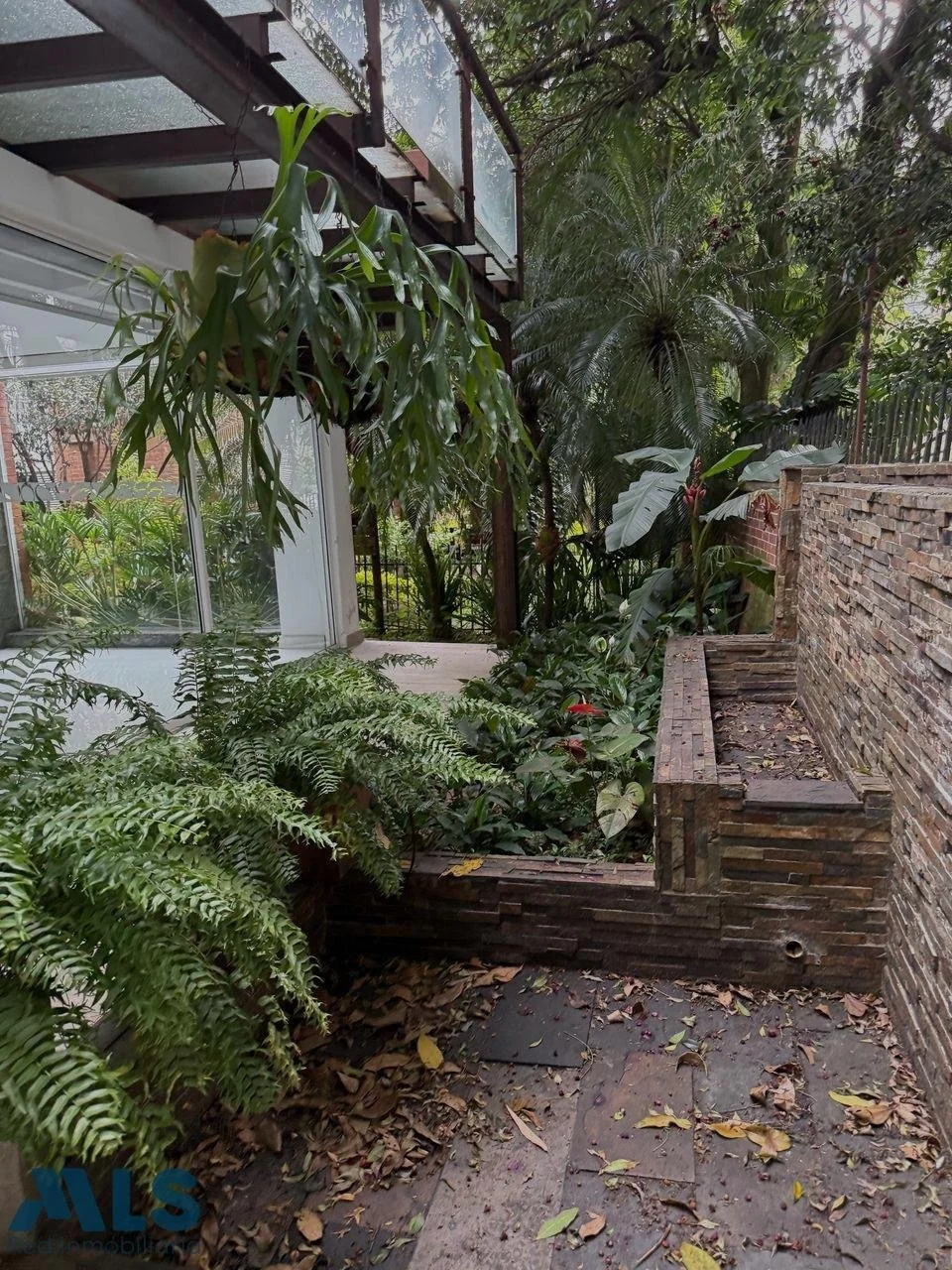 Exterior photo 4