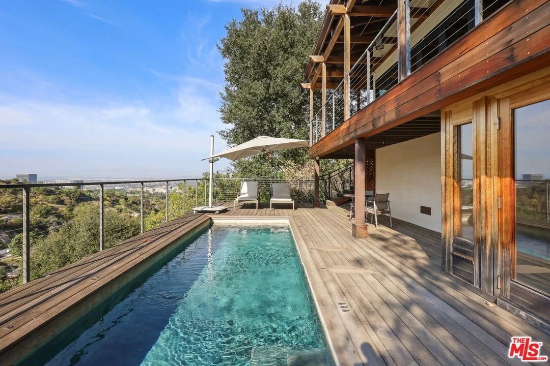 Exterior photo 2