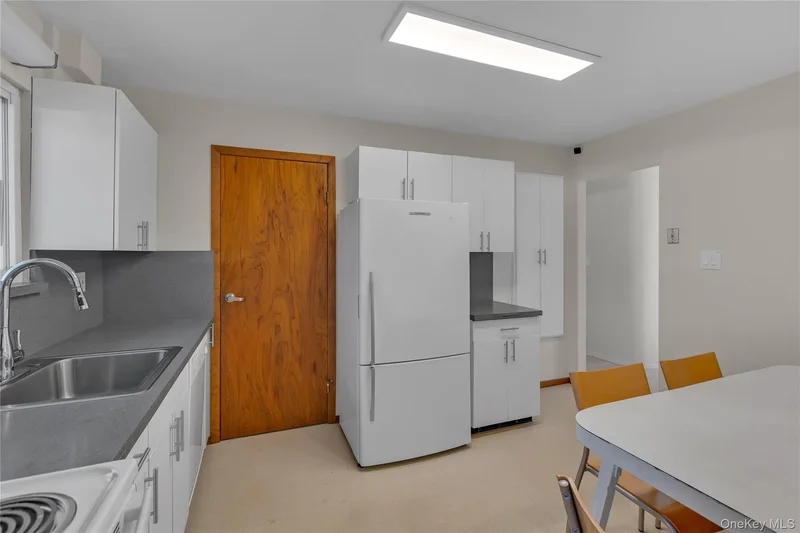 21 Yeoman Drive, East Northport, New York, United States. - Photo 11