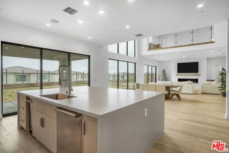 20150 W Galway Lane, Los Angeles, California, United States. - Photo 14