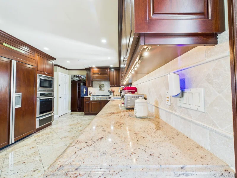803 Michele Lane, Hempstead, NY 11793, Wantagh, New York, United States. - Photo 7