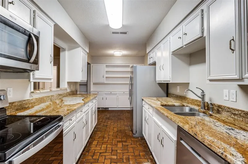 7517 Meadow Oaks Drive, Dallas, Texas, United States. - Photo 10