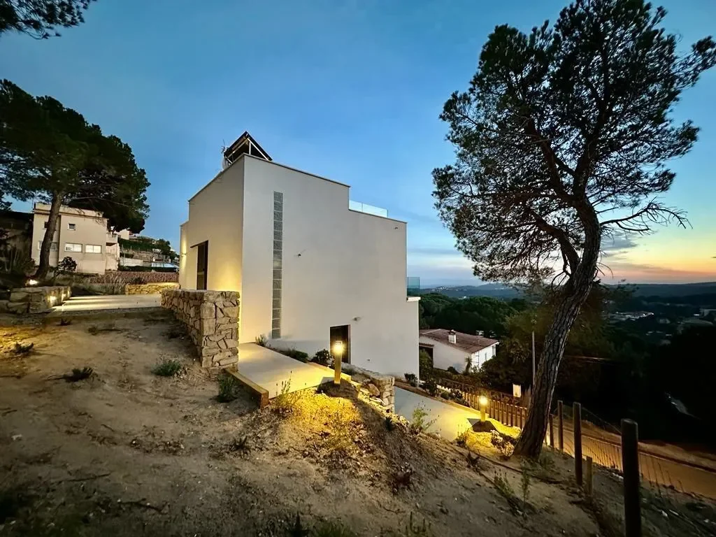 Exterior photo 2