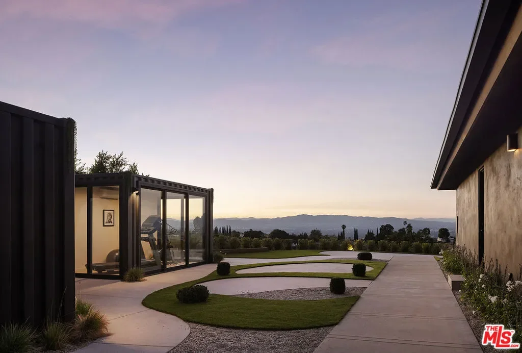 16401 Mulholland Drive, Los Angeles, California, United States. - Photo 24