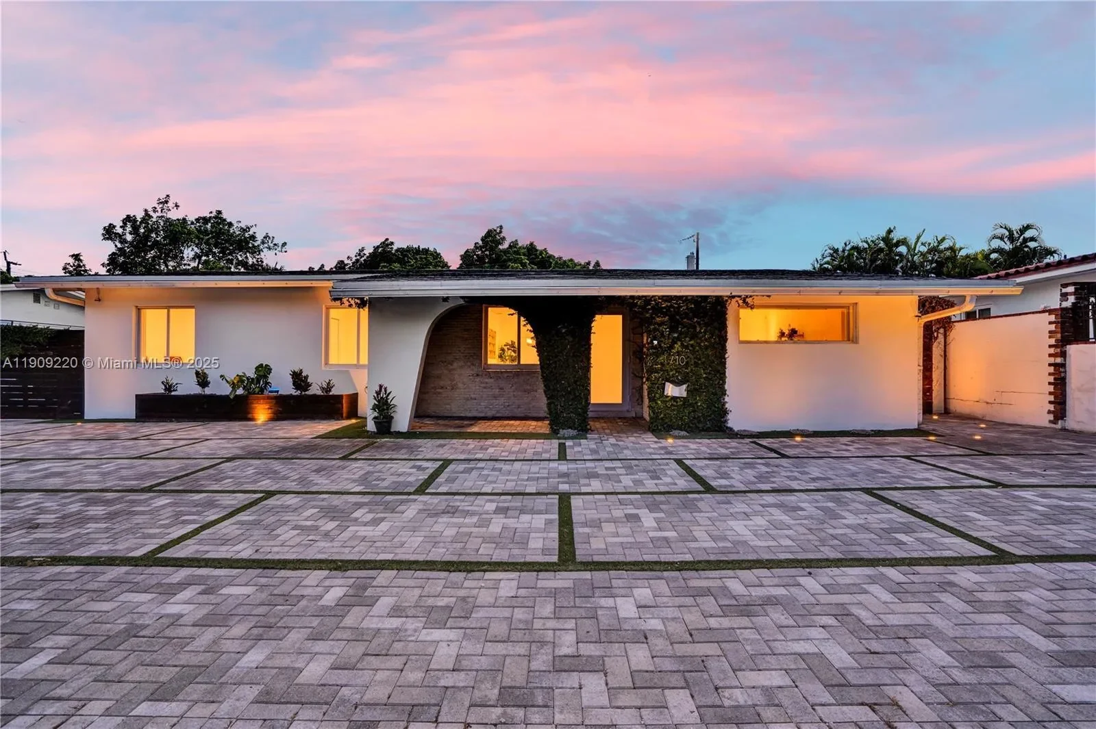 Exterior photo 3