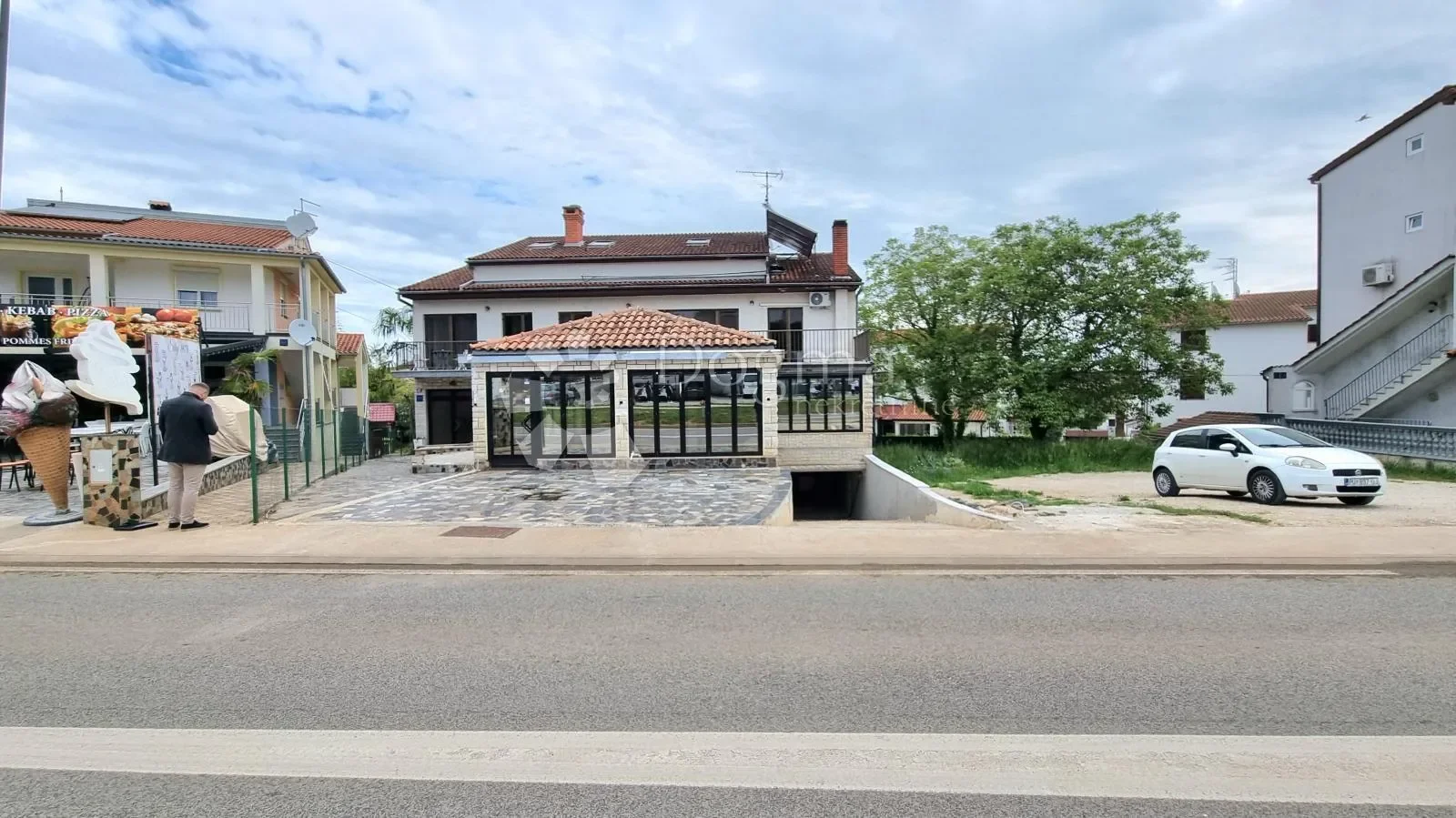 Exterior photo 2