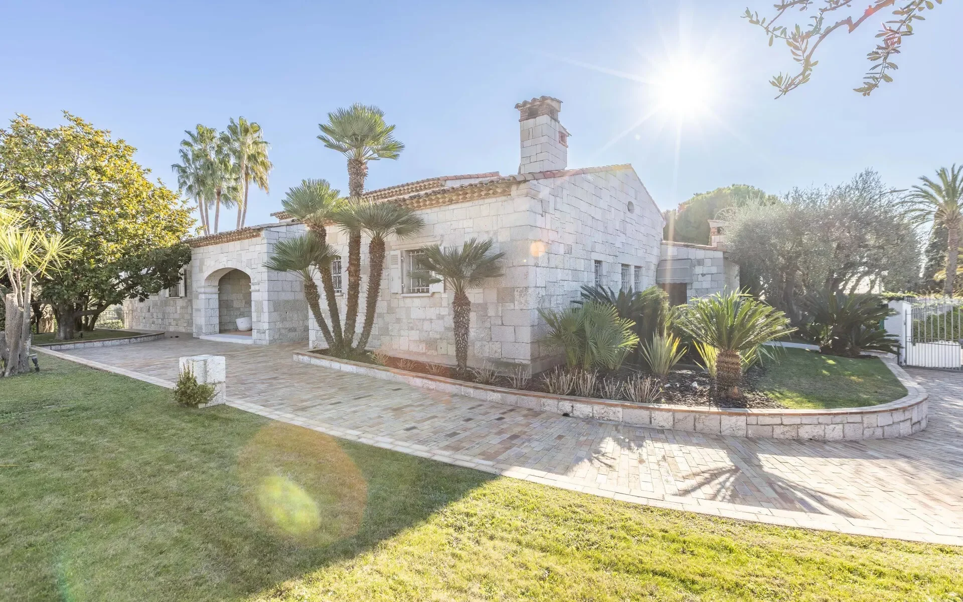 Exterior photo 7