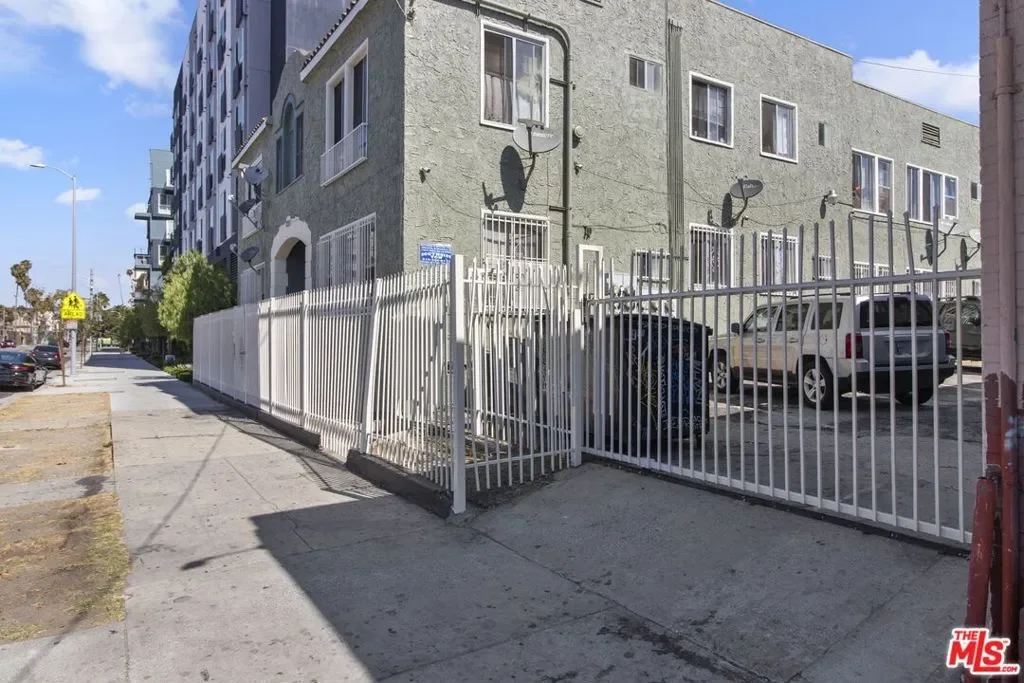 225 W Adams Boulevard, Los Angeles, California, United States. - Photo 2