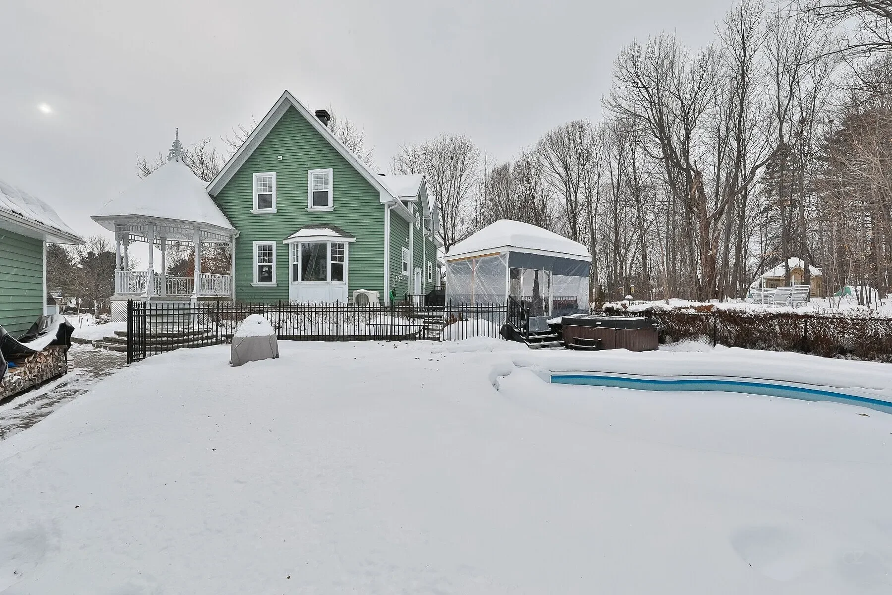 Exterior photo 8