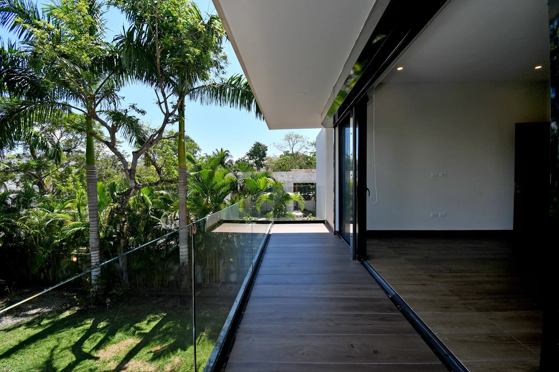 Exterior photo 8